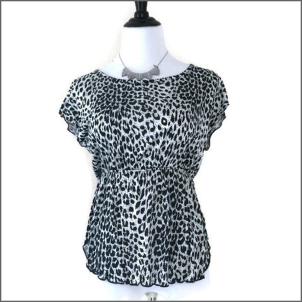 𝅺BLACK and White Animal Print Top